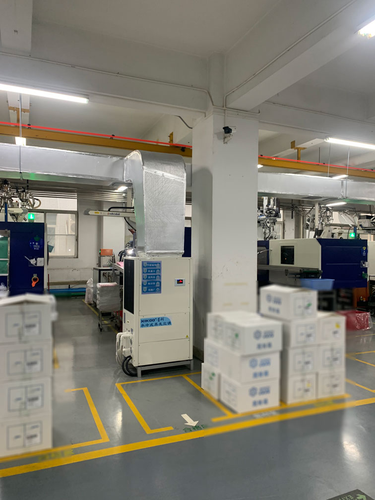 大型注塑車間崗位降溫，應(yīng)用蒸發(fā)冷省電空調(diào)- 立式管道（崗位降溫）
